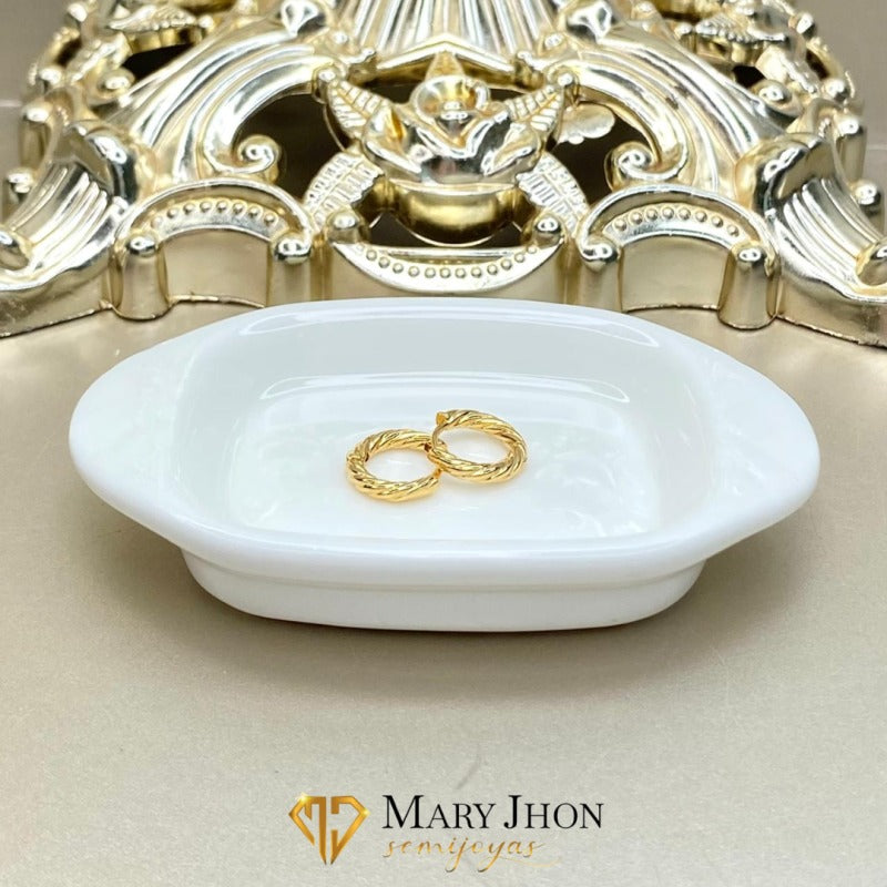 ✨ Aros dorados con diseño trenzado✨