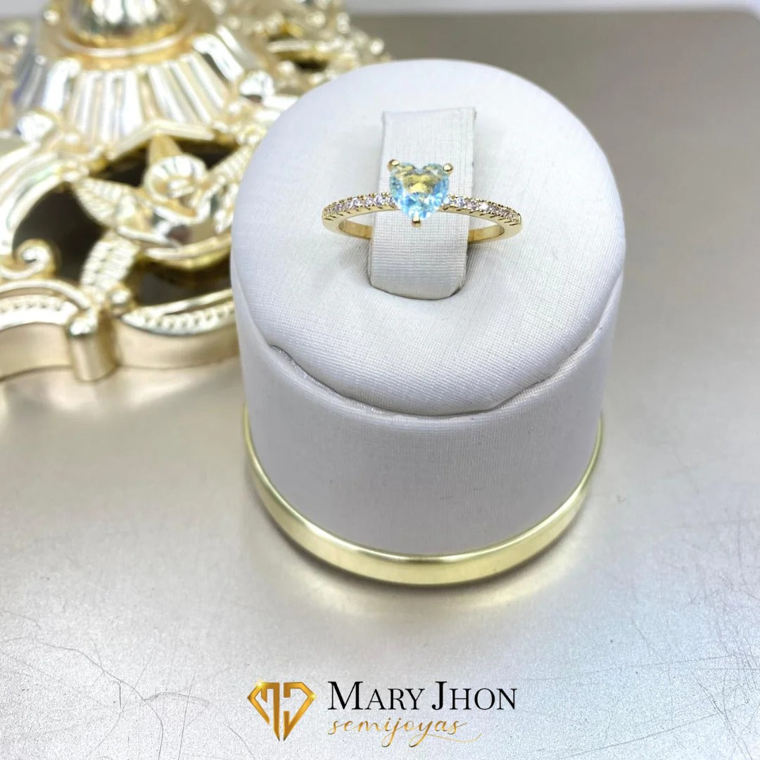 ✨ Anillo dorado con piedra en forma de corazón ✨