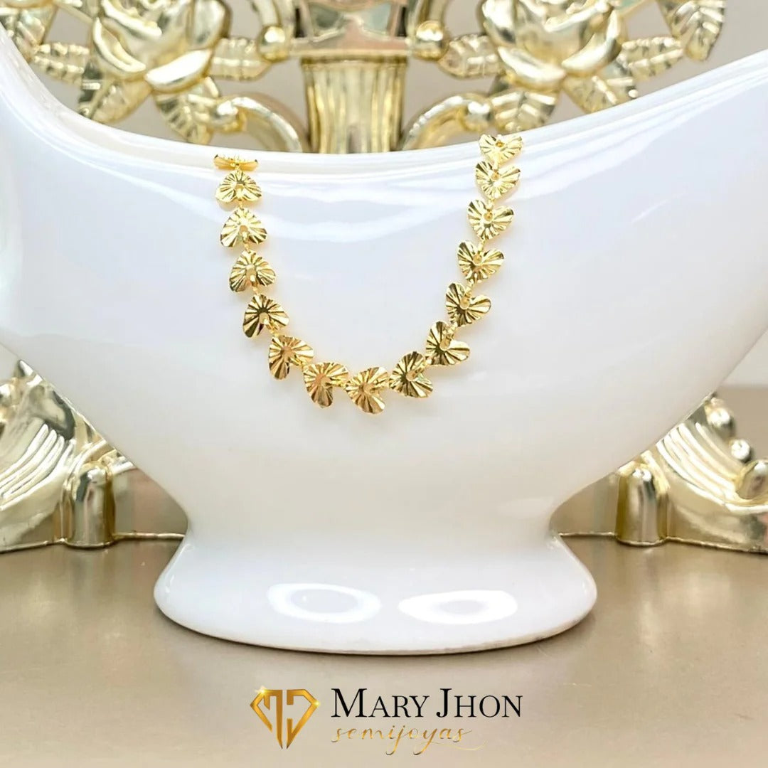 ✨ Pulsera dorado con dijes en forma de corazones texturizados ✨