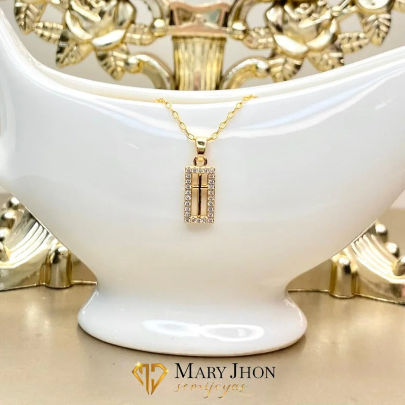 ✨ Collar dorado con dije rectangular y cruz central ✨