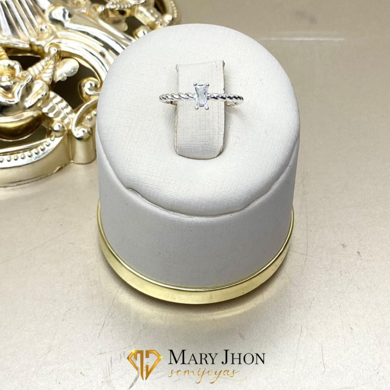 ✨ Anillo plateado con circonia rectangular✨