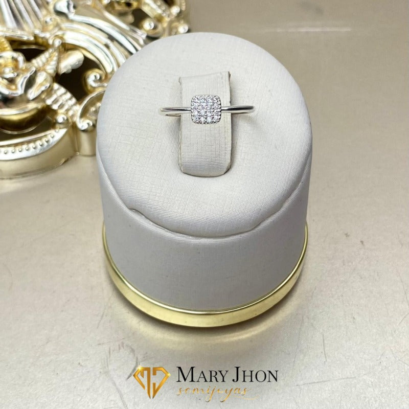 ✨  Anillo plateado con diseño cuadrado  ✨